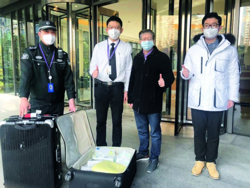 p28-2上海纽约大学常务副校长杰弗里·雷蒙教授 （右二）从纽约飞回上海，与上纽大教职工并肩抗疫.jpg